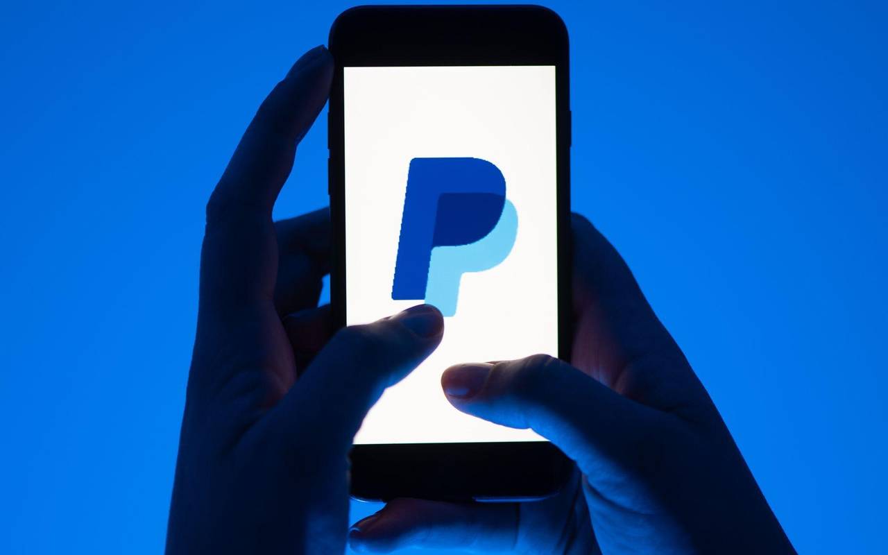 Ein Smartphone mit dem Logo von Paypal