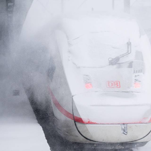 ICE steht während eines Schneesturms am Bahnhof