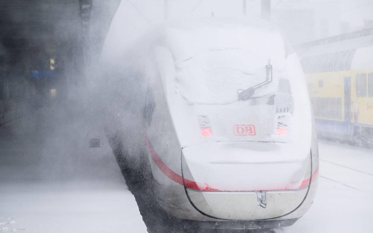 ICE steht während eines Schneesturms am Bahnhof