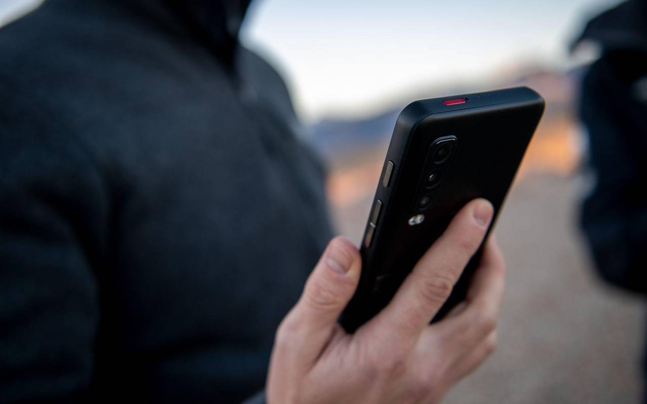 Ein Mann hält ein Smartphone in der Hand