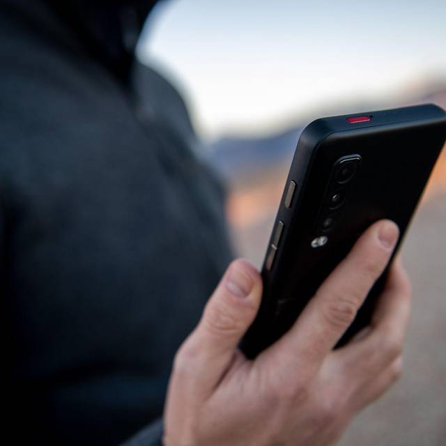 Ein Mann hält ein Smartphone in der Hand