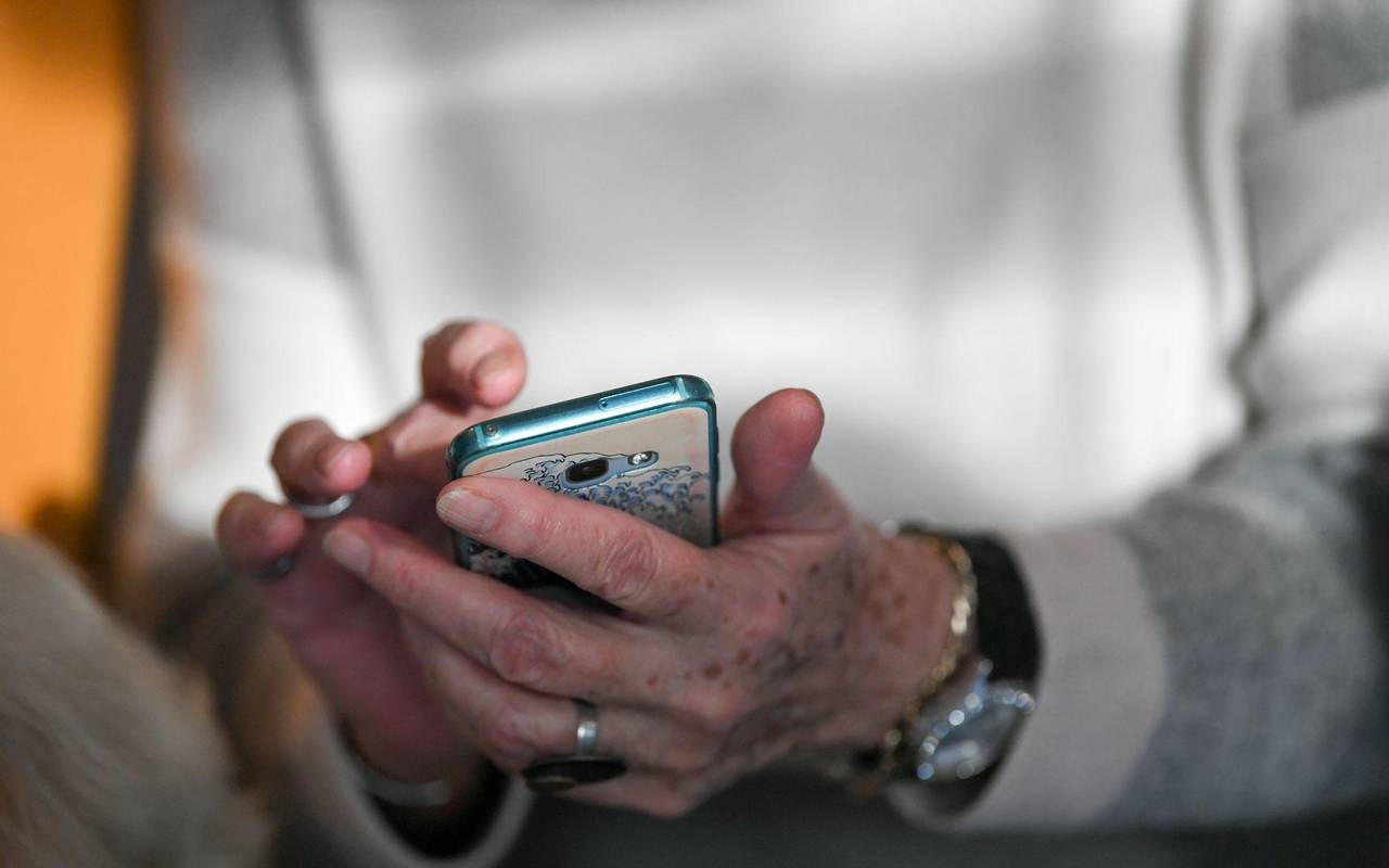 Senioren mit Smartphone