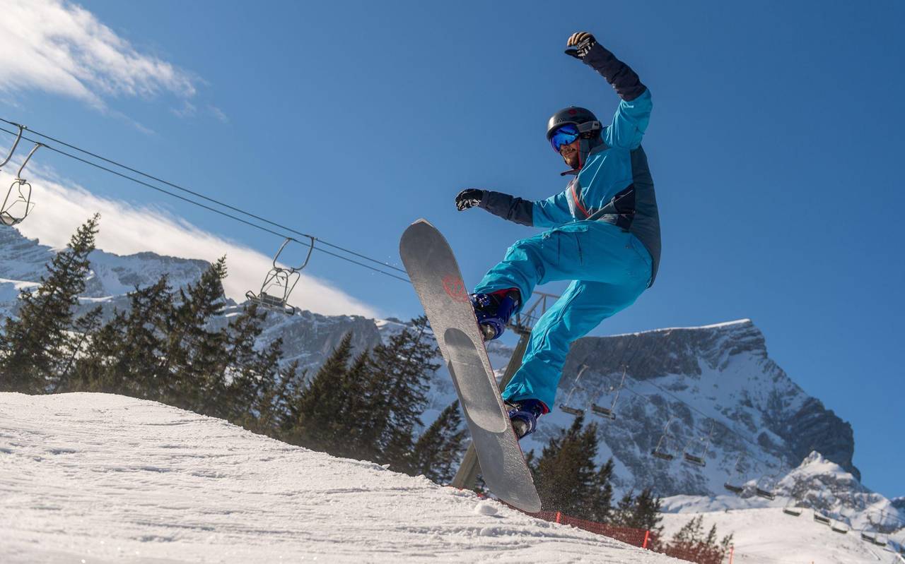 Snowboarder im Skigebiet Garmisch-Classic