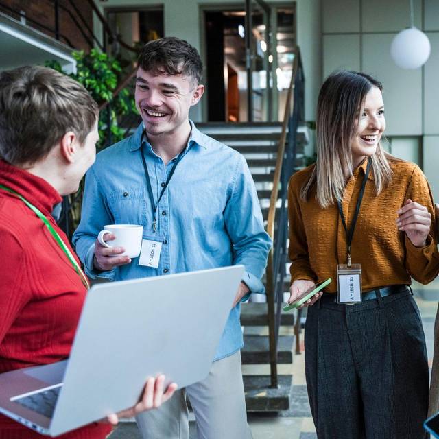 Mehrere Kollegen arbeiten fröhlich miteinander