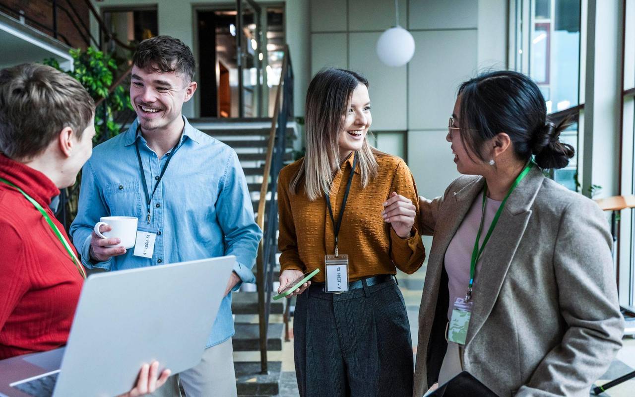 Mehrere Kollegen arbeiten fröhlich miteinander