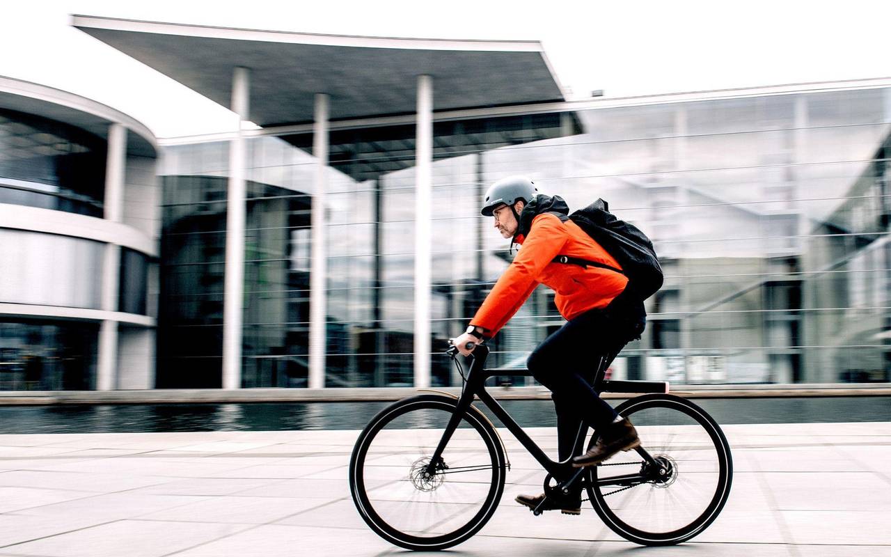 Ein Mann fährt Fahrrad