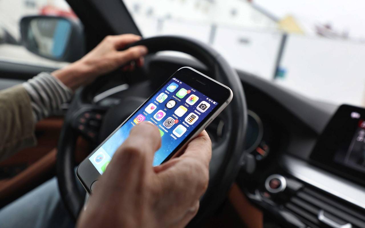 Ein Blick aufs Handy am Steuer