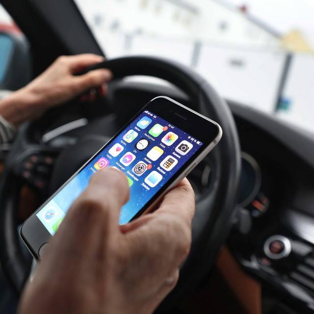 Ein Blick aufs Handy am Steuer