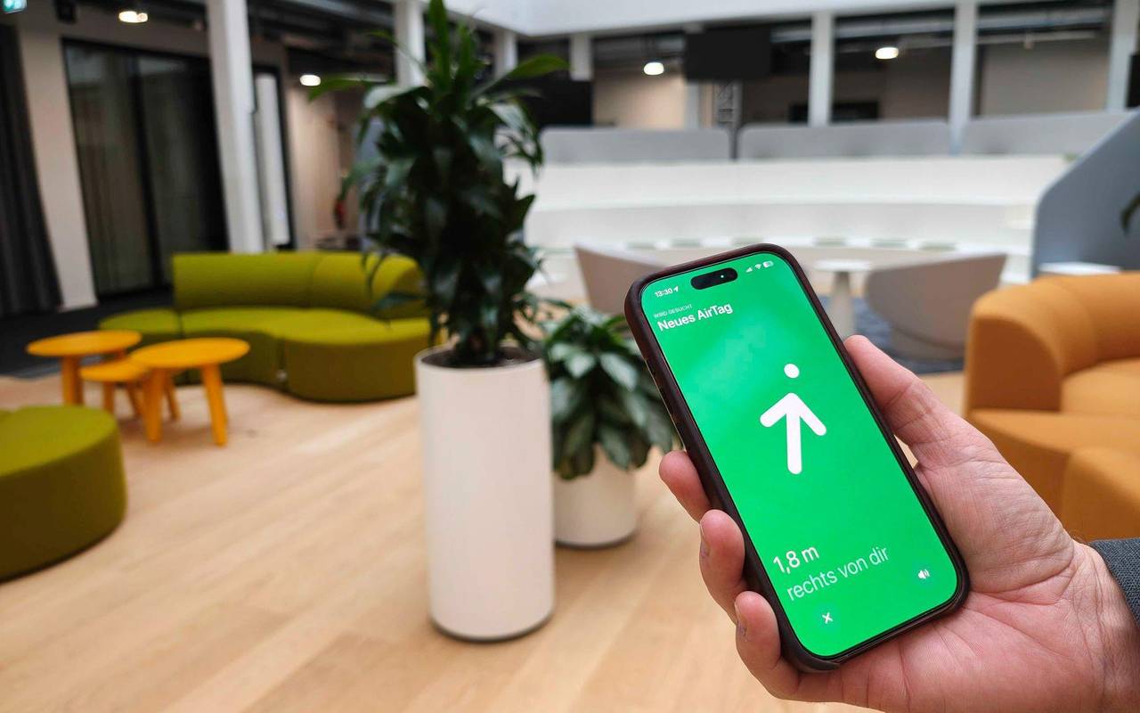 Mann sucht über sein Smartphone einen Schlüssel mit Airtag