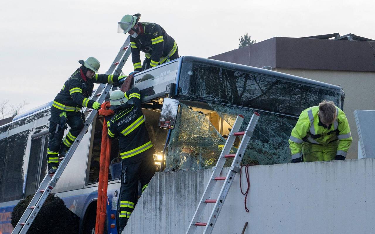 Bus kracht gegen Mauer – ein Toter und mehrere Verletzte
