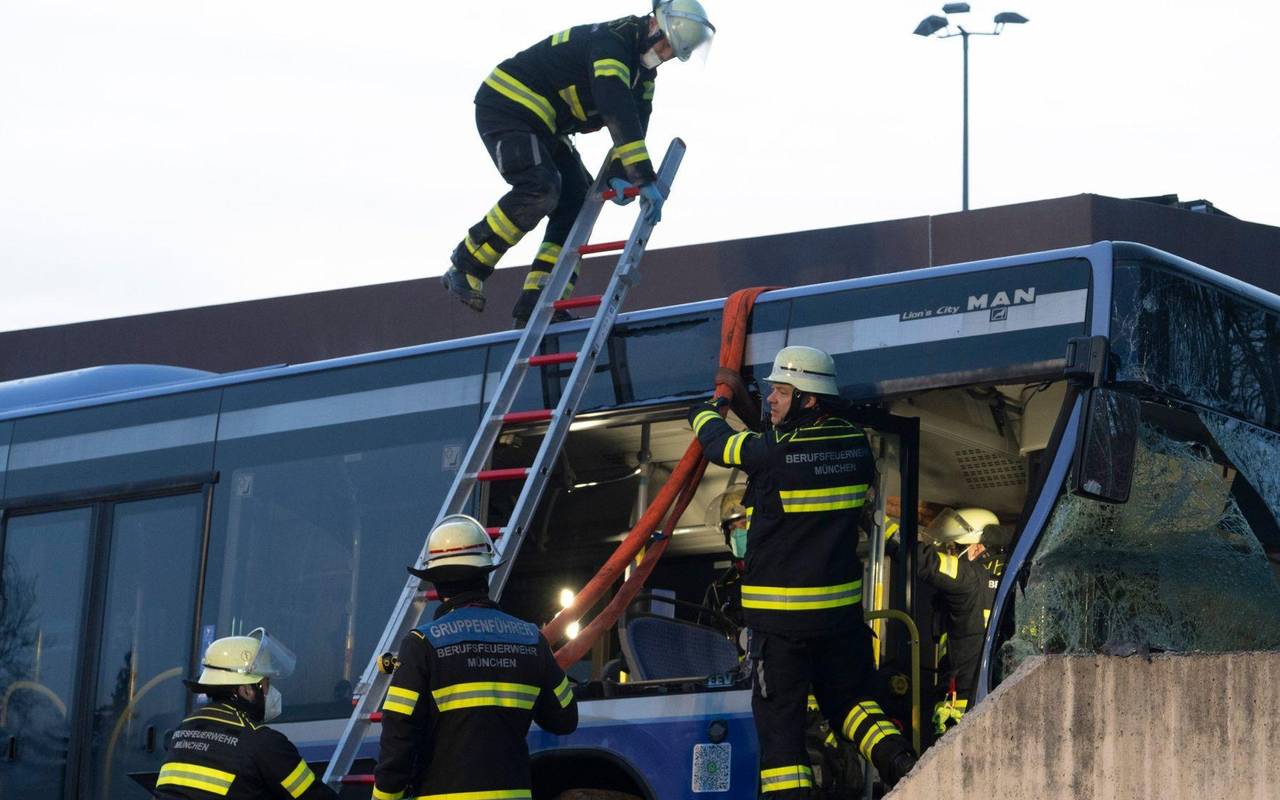 Bus kracht gegen Mauer – ein Toter und mehrere Verletzte