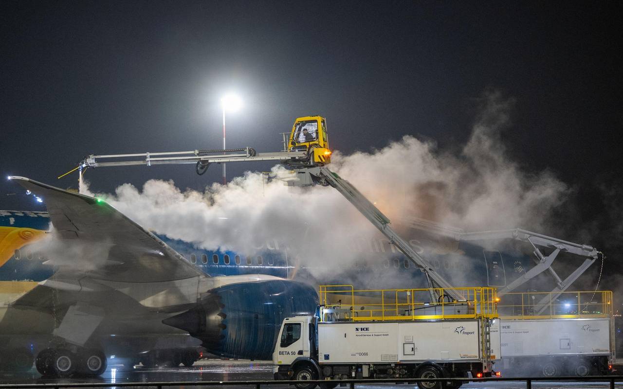 Wintereinbruch behindert Flugverkehr in Frankfurt