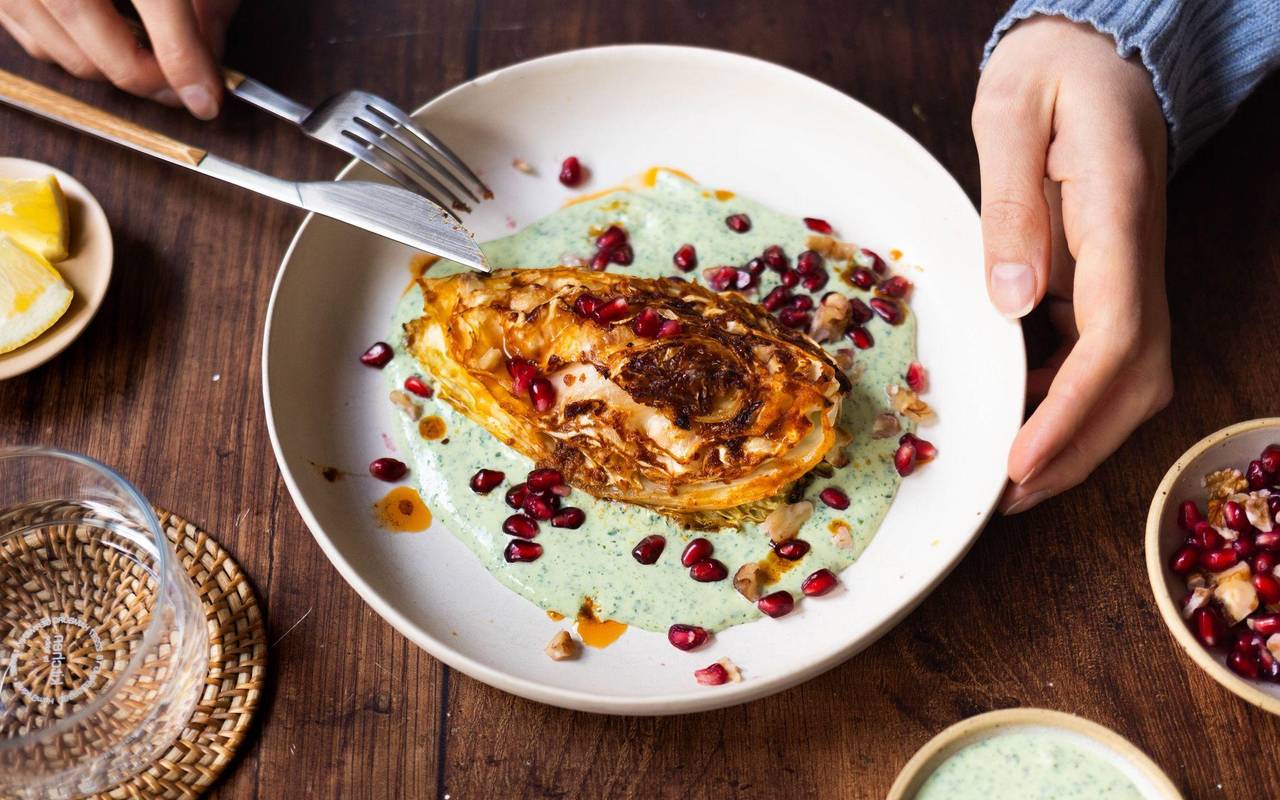 Gebackener Spitzkohl auf Kräuterjoghurt