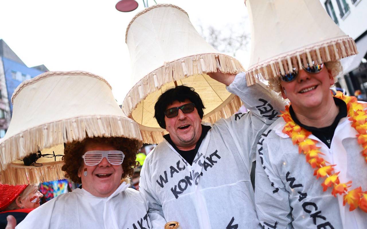 Weiberfastnacht im Rheinland - Beginn des Straßenkarnevals