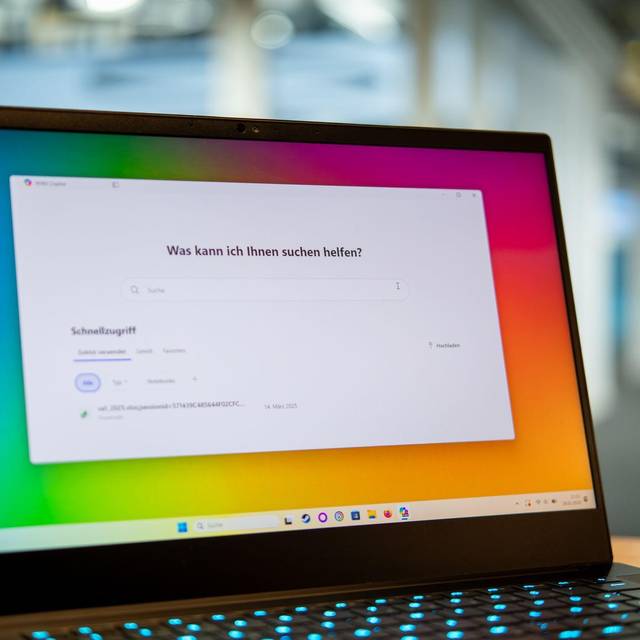 Ein Laptop mit Windows 11 und Microsoft Copilot