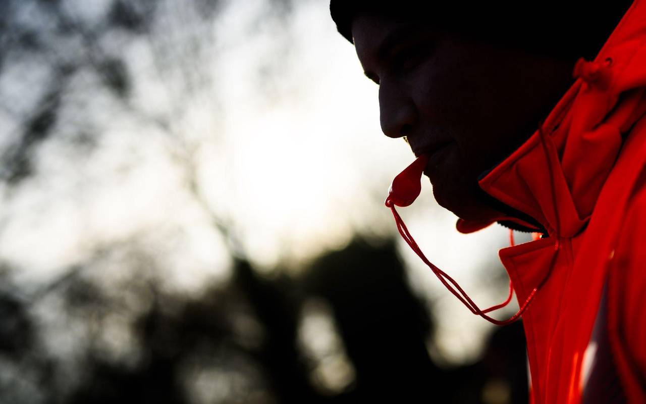 Ein Beschäftigter demonstriert im Rahmen eines Warnstreiks