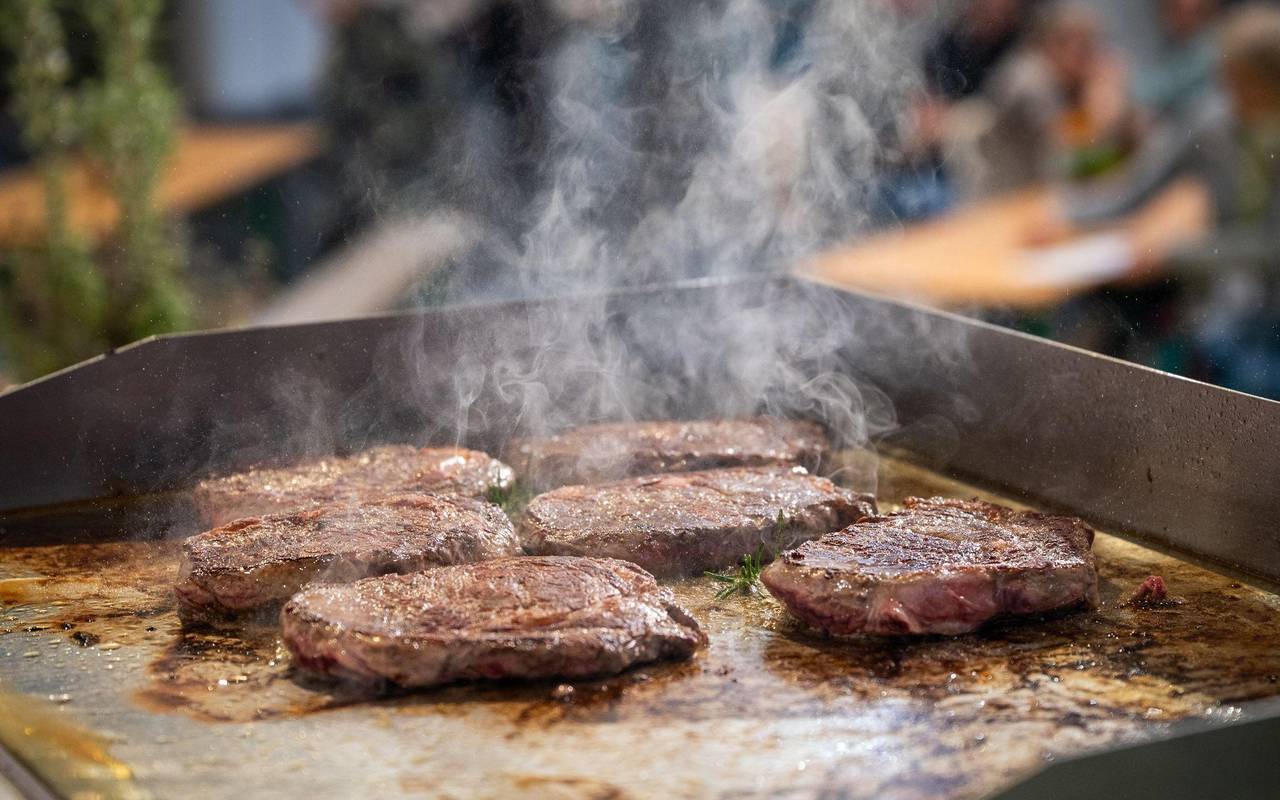 Angus-Wagyu-Ribeye-Steak auf einem Grill