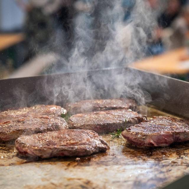 Angus-Wagyu-Ribeye-Steak auf einem Grill