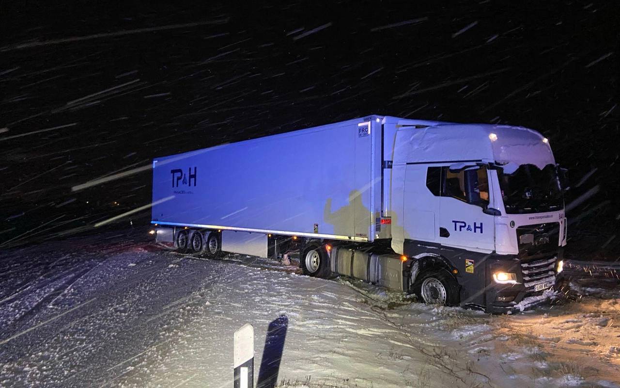 Lastwagen auf Verschneiter Bundesstraße bei Morbach