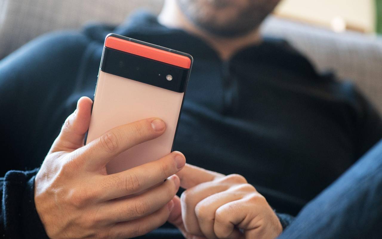Ein Mann tippt auf einem Google Pixel 6