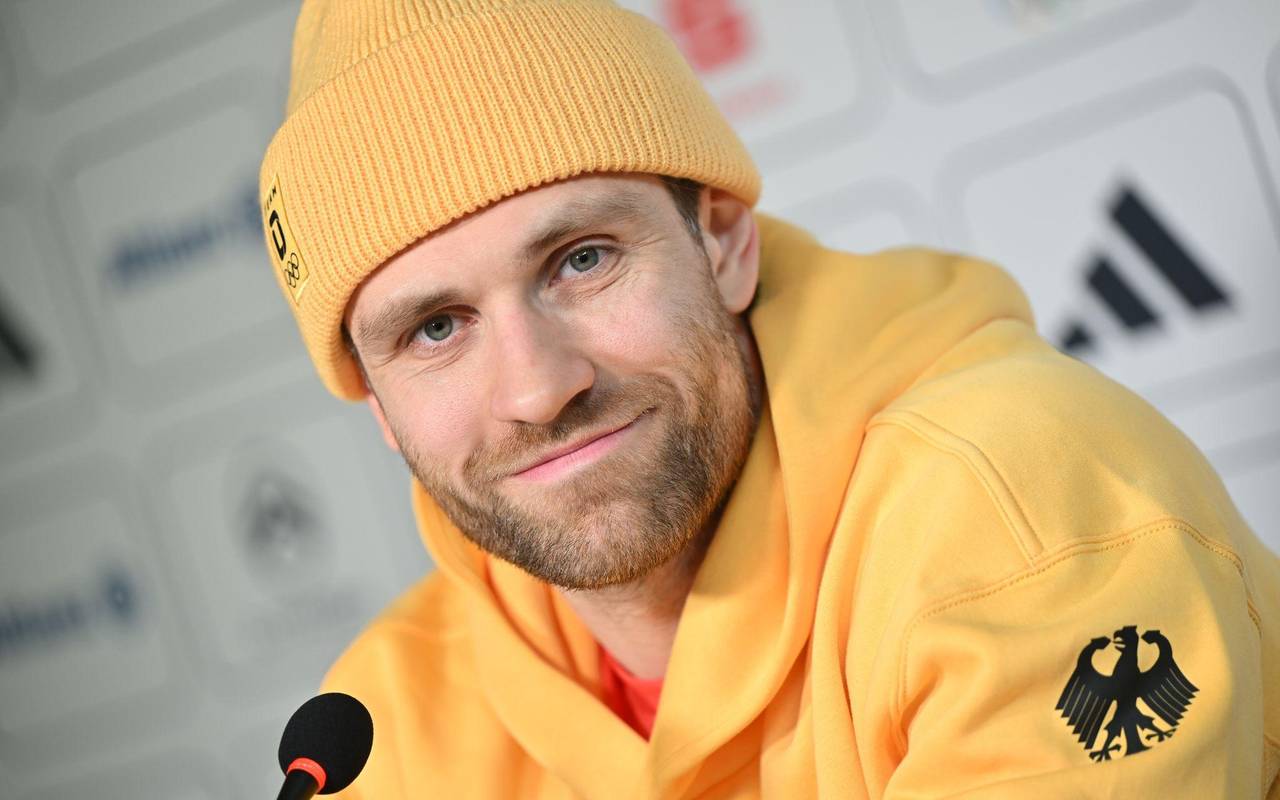 Eishockey-Star Leon Draisaitl auf einer Pressekonferenz