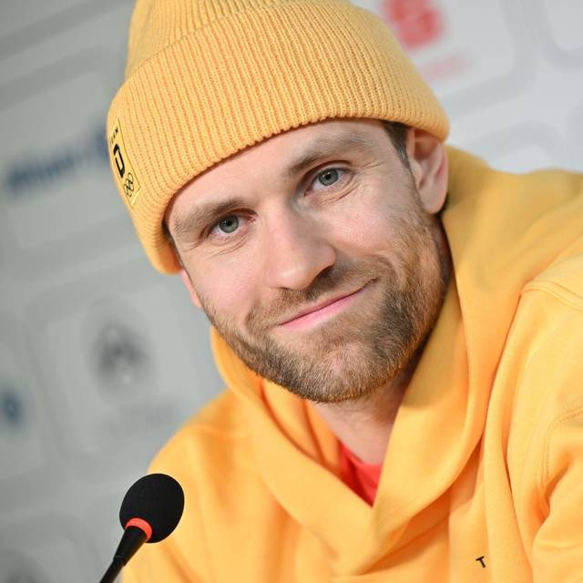 Eishockey-Star Leon Draisaitl auf einer Pressekonferenz