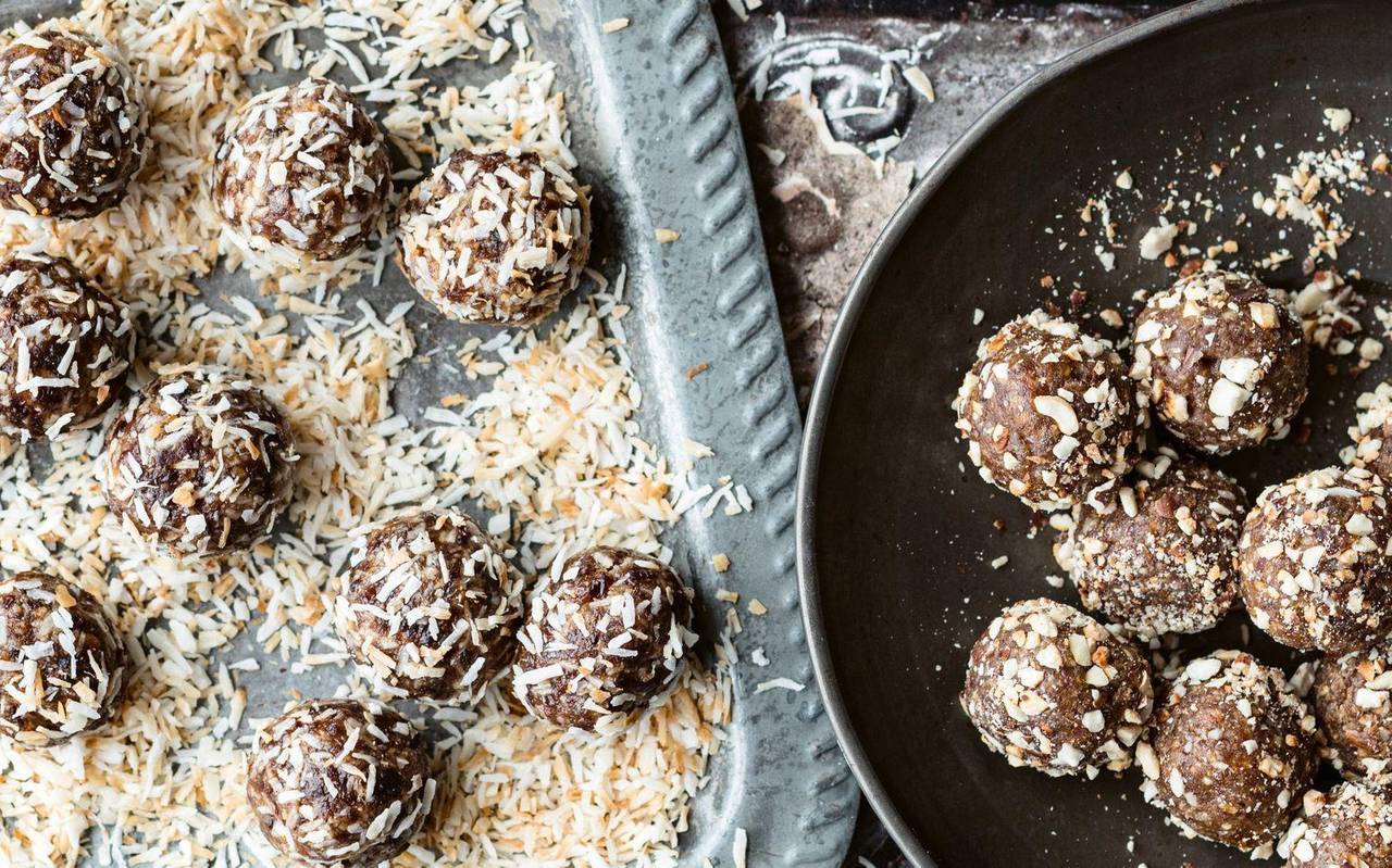 Dattel-Kokos-Bällchen (l) und Dattel-Nuss-Bällchen