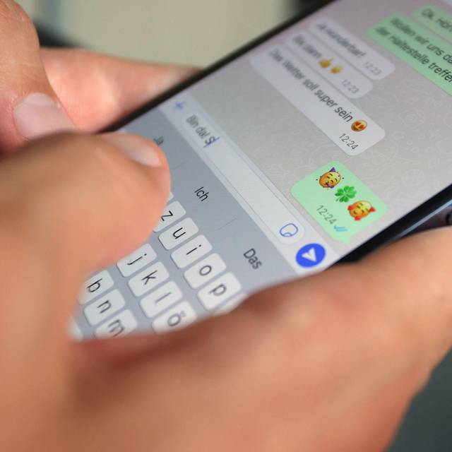 Mann tippt eine Whatsapp-Nachricht
