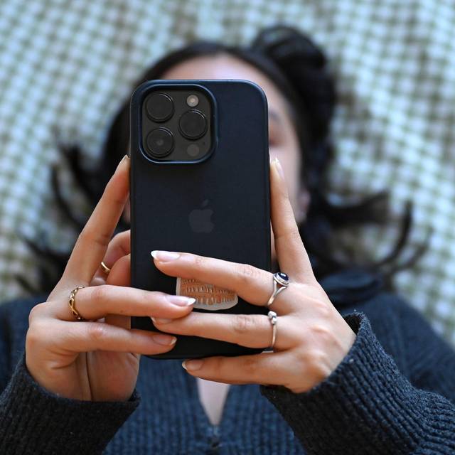 Junge Frau mit Smartphone