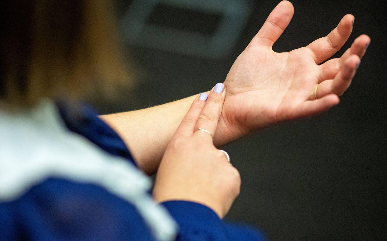 Eine Frau misst ihren Puls am Handgelenk