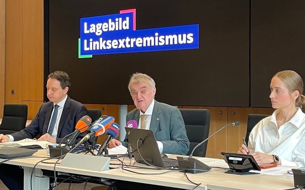 NRW-Innenminister Reul und Verfassungsschutz-Chef Kayser bei einer Pressekonferenz