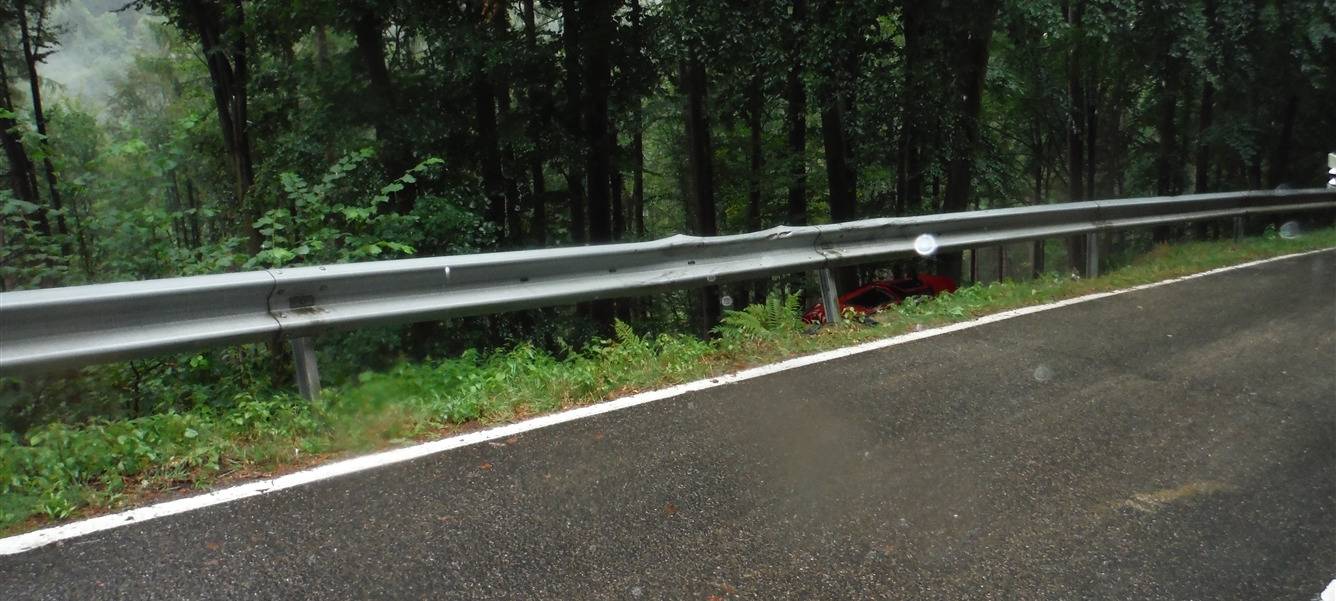 Autofahrer stürzt Böschung im Kalltal hinunter