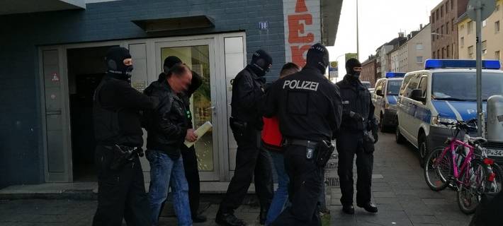 Durchsuchungen in Düren wegen Schleusern und Steuerbetrug - kein Zusammenhang mit angeblicher Terrorwarnung