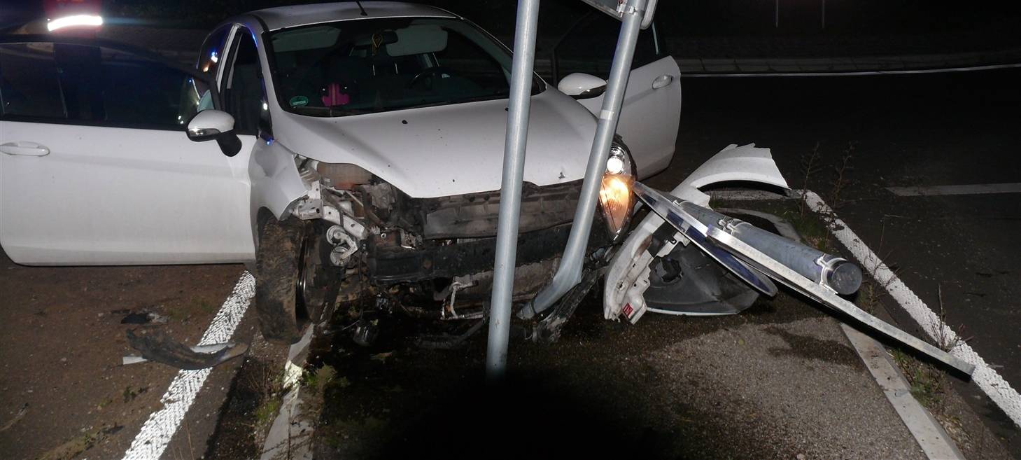 Auto rast gegen Schild