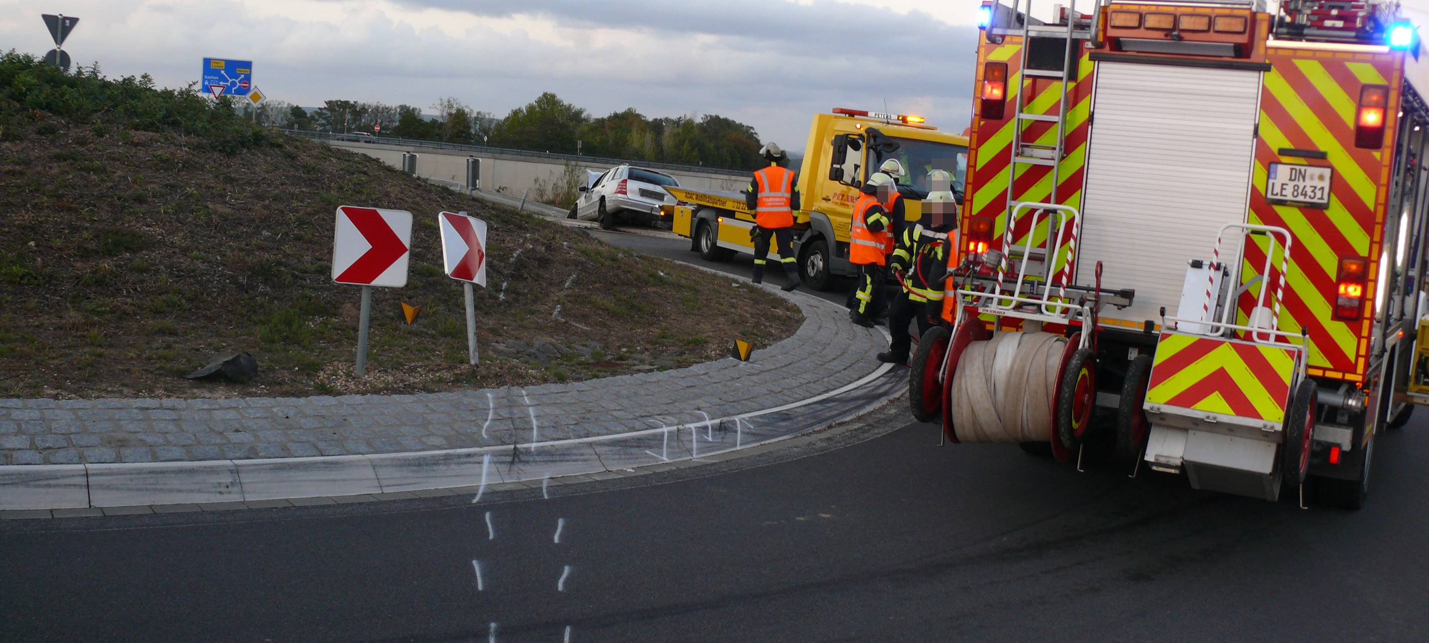 Polizei findet nach Unfall bei Langerwehe Schnapsflaschen im Auto