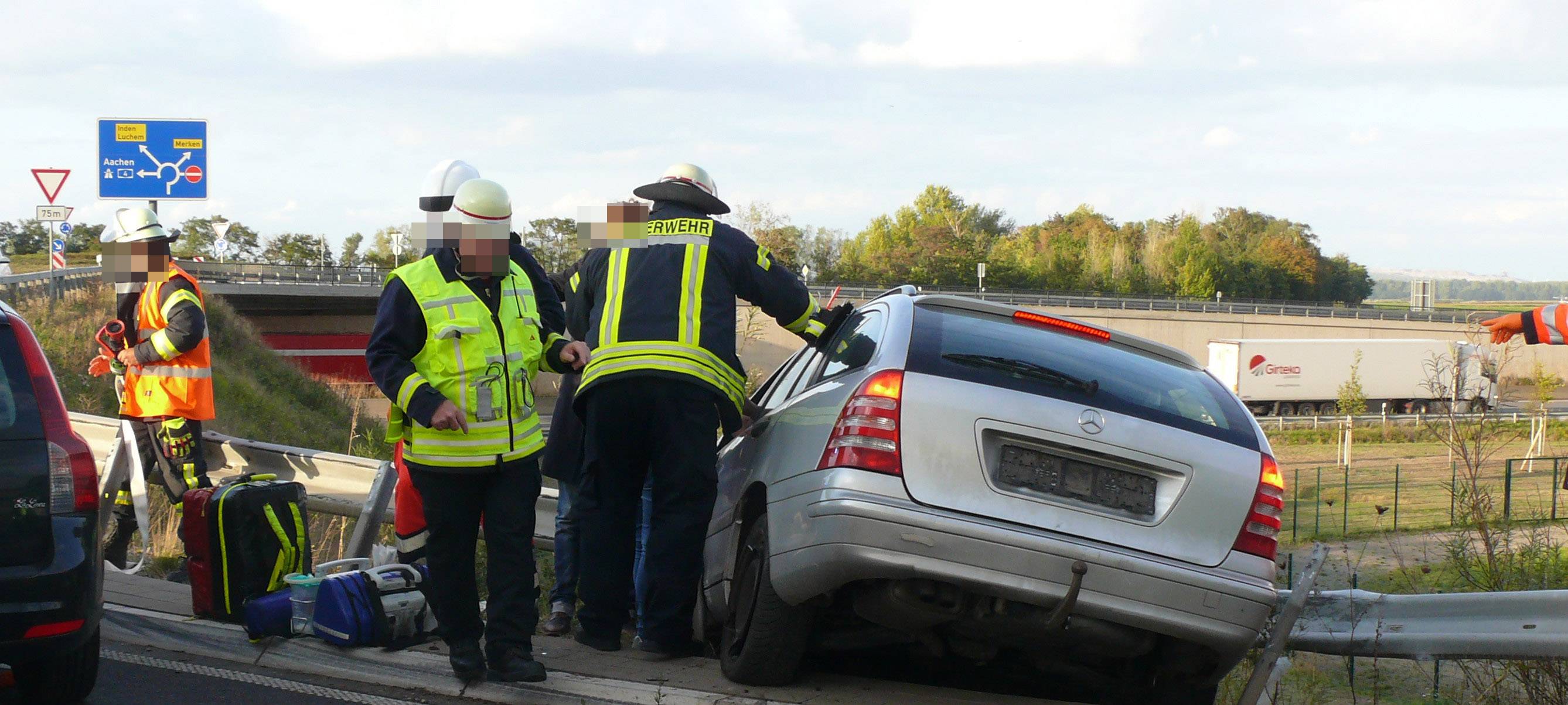Polizei findet nach Unfall bei Langerwehe Schnapsflaschen im Auto