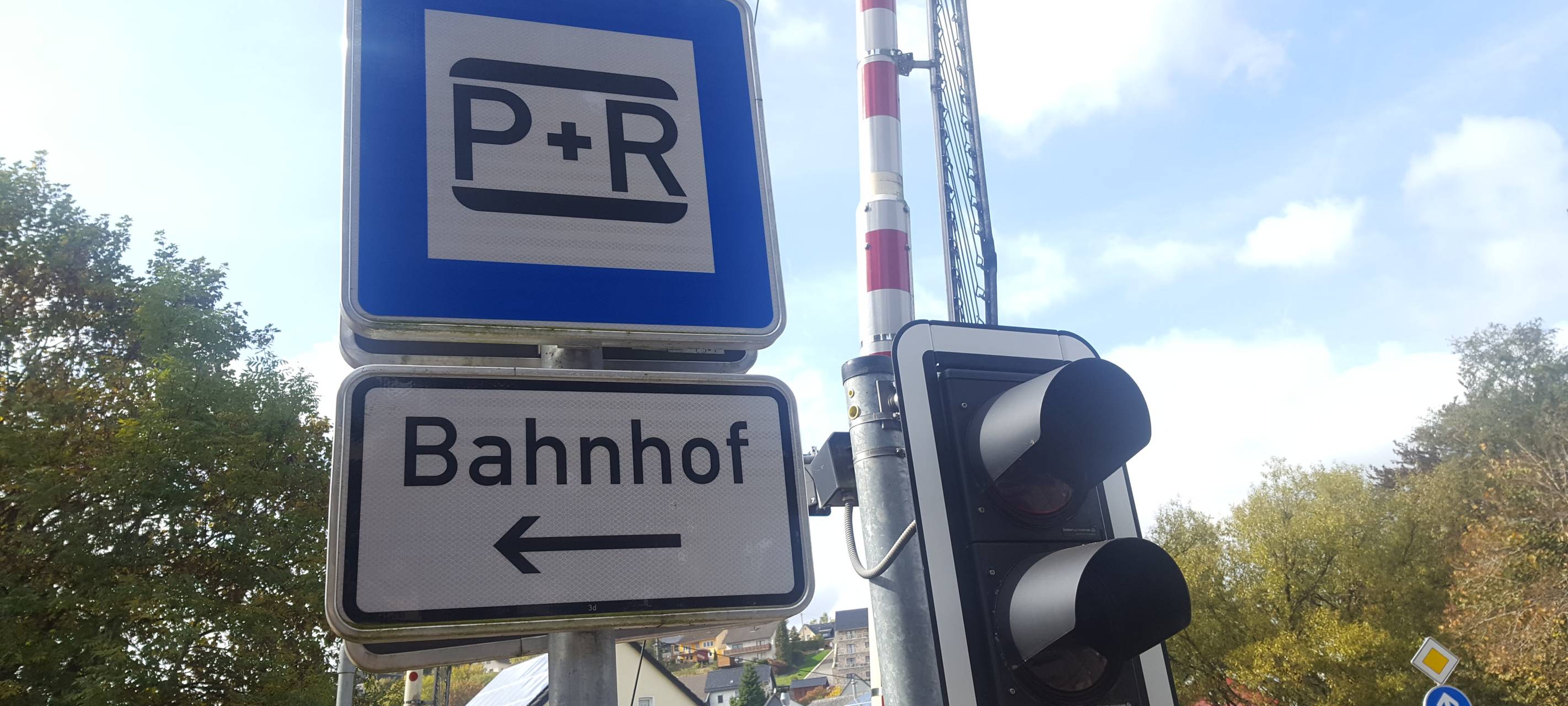 Parksituation rund um Bahnhof