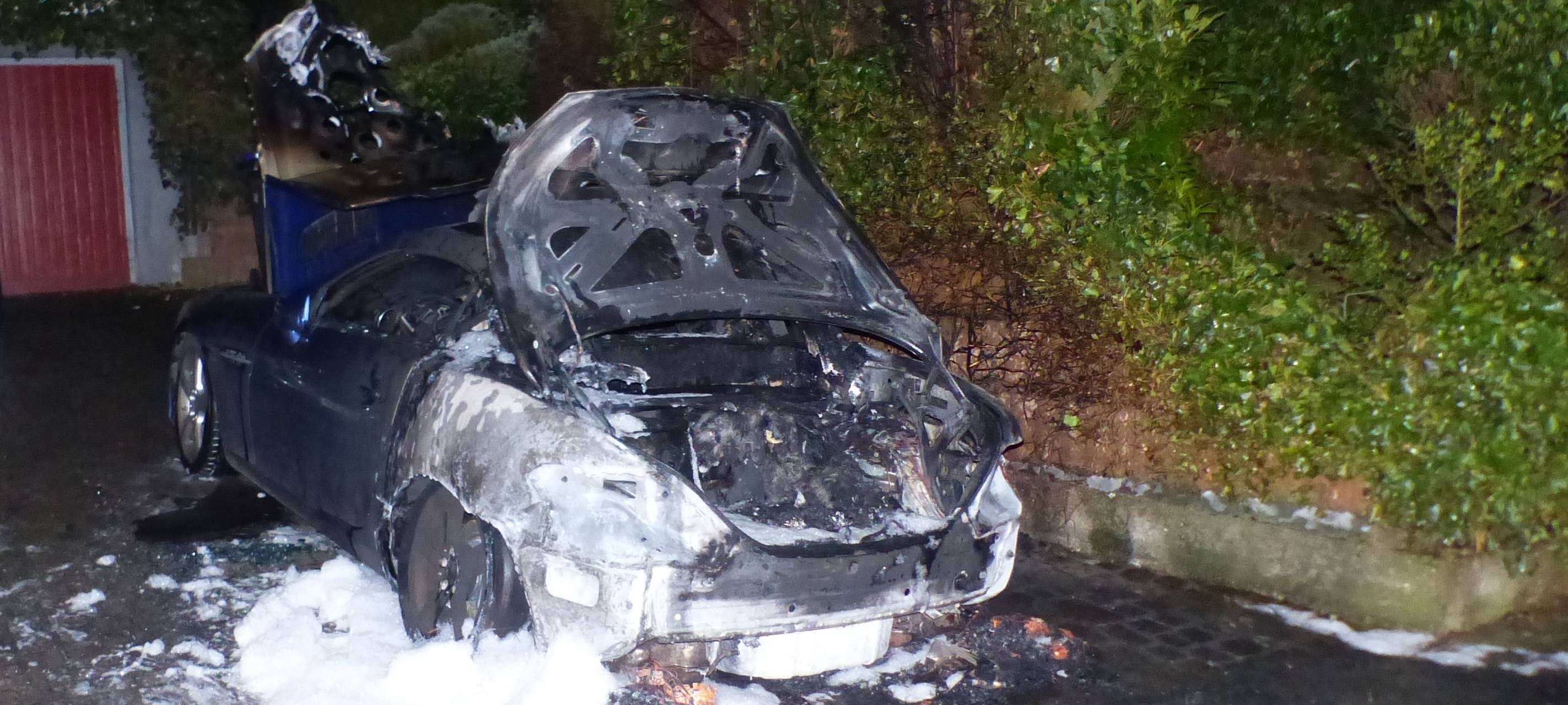 Auto stand brennend in der Einfahrt