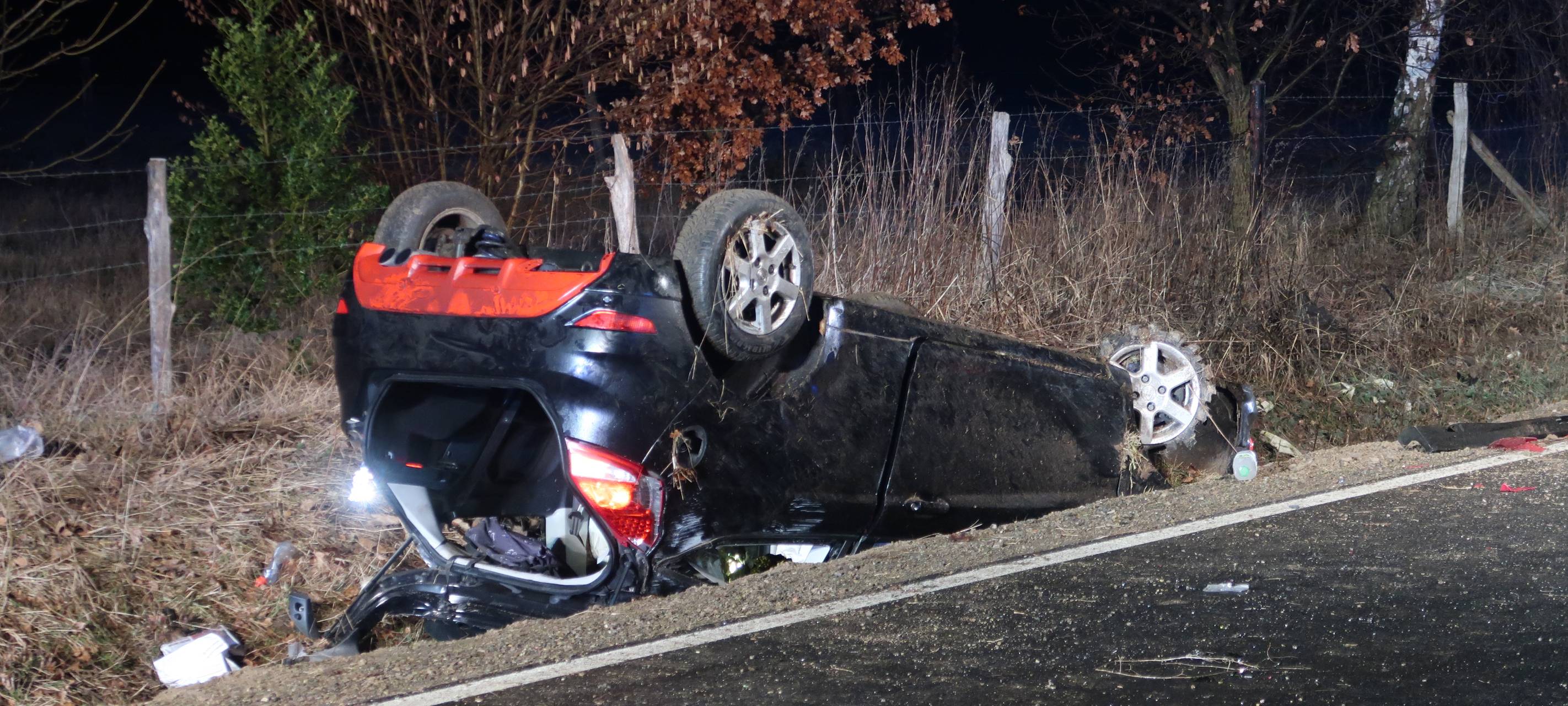 Junge Frau überschlägt sich mit Auto