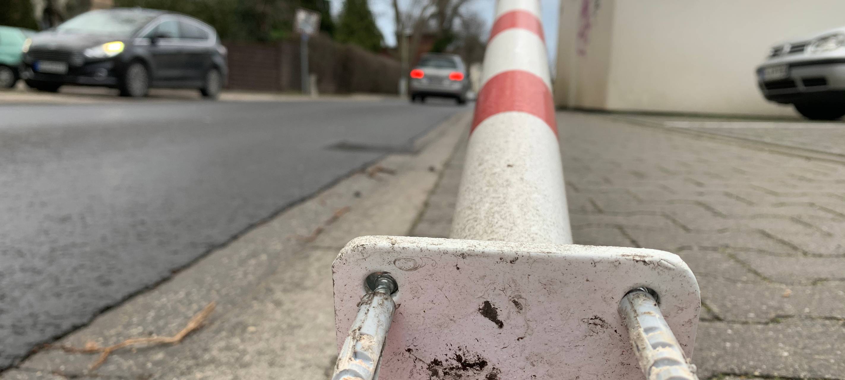 Kaputte Poller an viel befahrener Straße