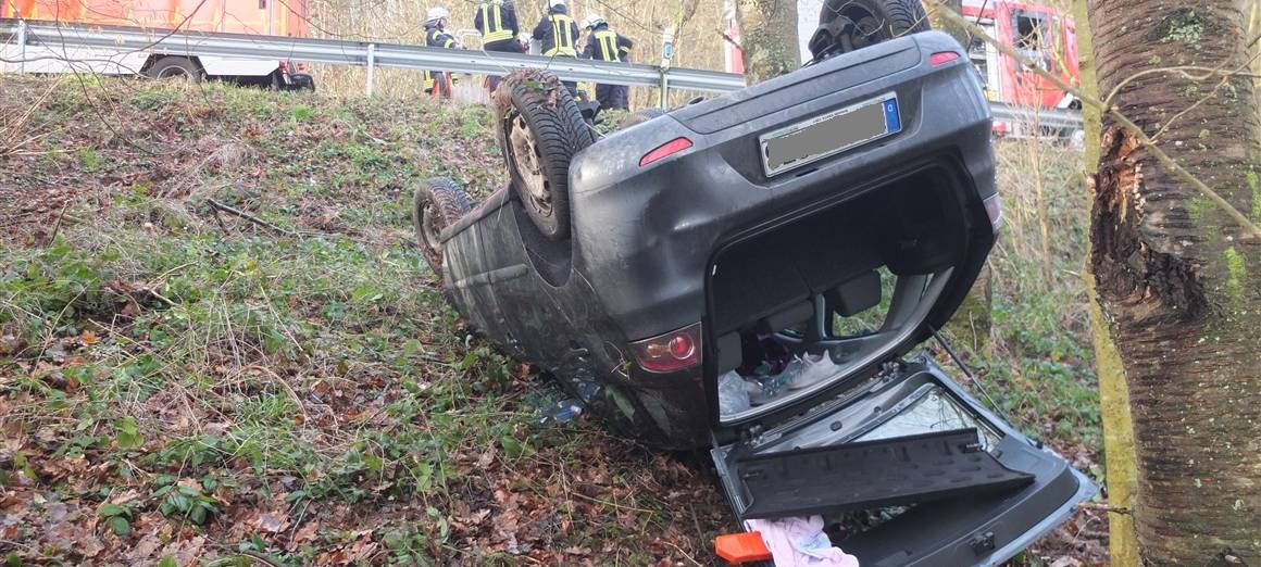 Junge Autofahrerin kommt von der Straße ab