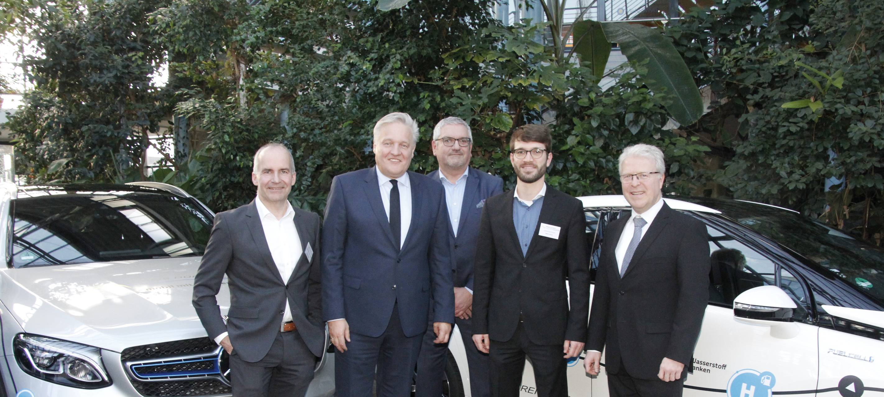 Kreis Düren-Mitarbeiter tanken jetzt Wasserstoff