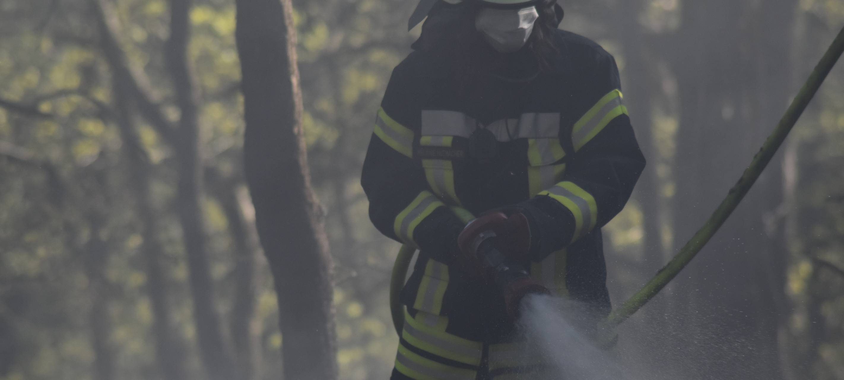 Zwei Stoppelfelder in Flammen