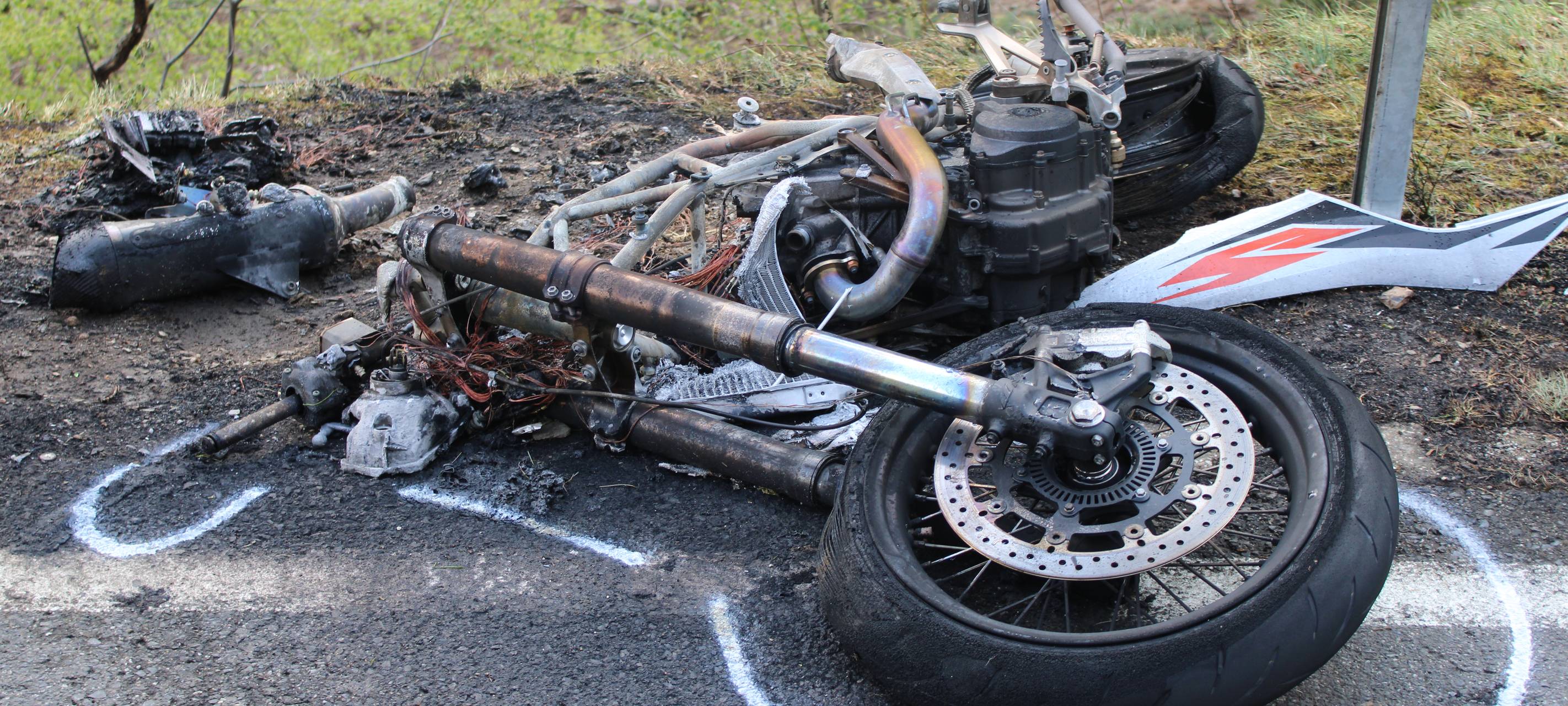 Flammen verletzen Fahrer