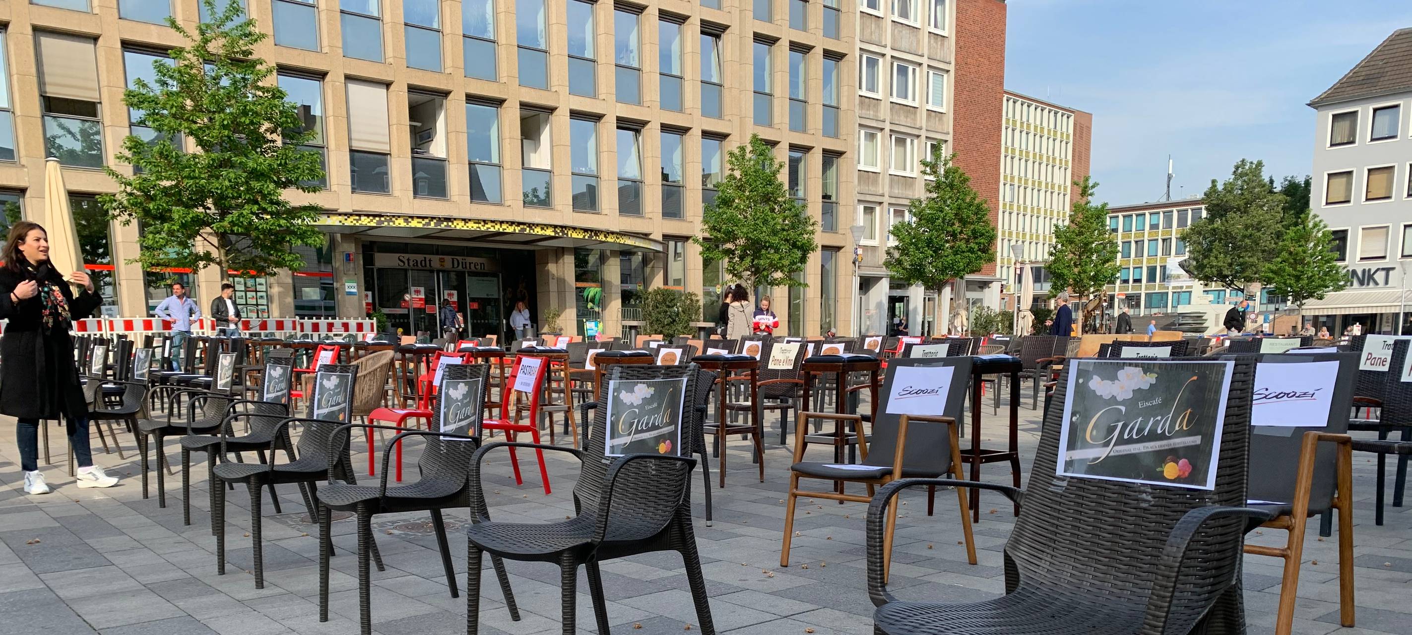 Demo mit leeren Stühlen