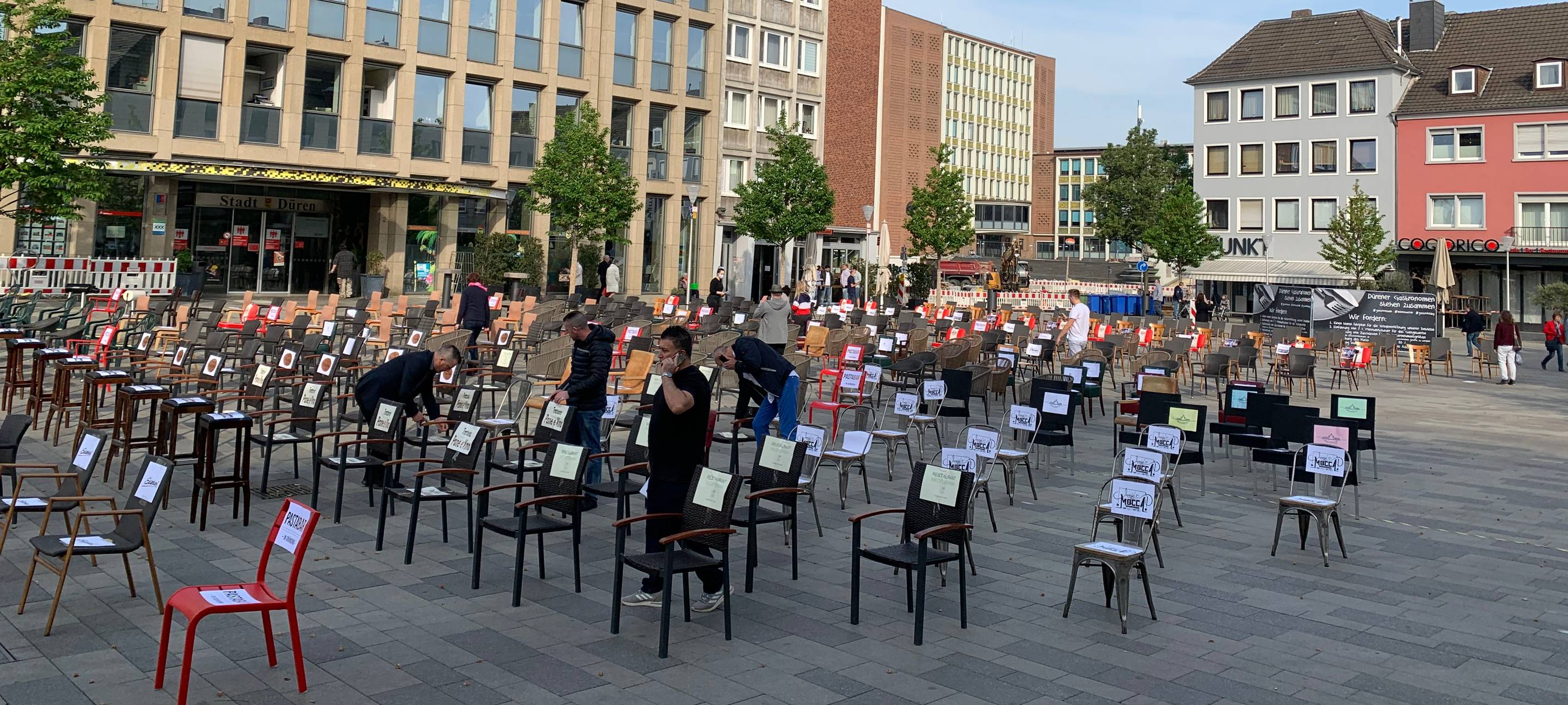 Demo mit leeren Stühlen