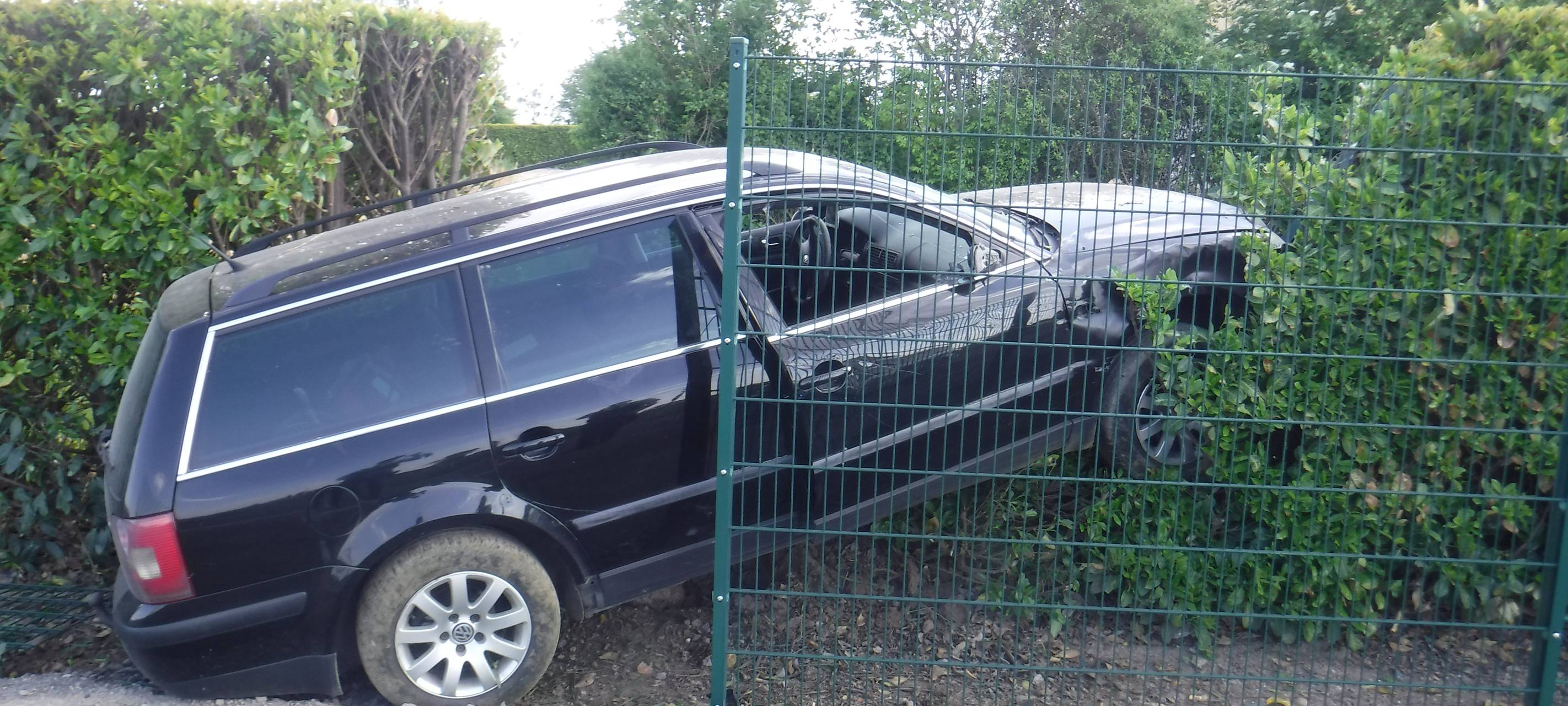 Auto landet im Zaun