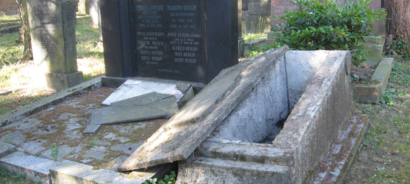Vandalen auf Friedhof