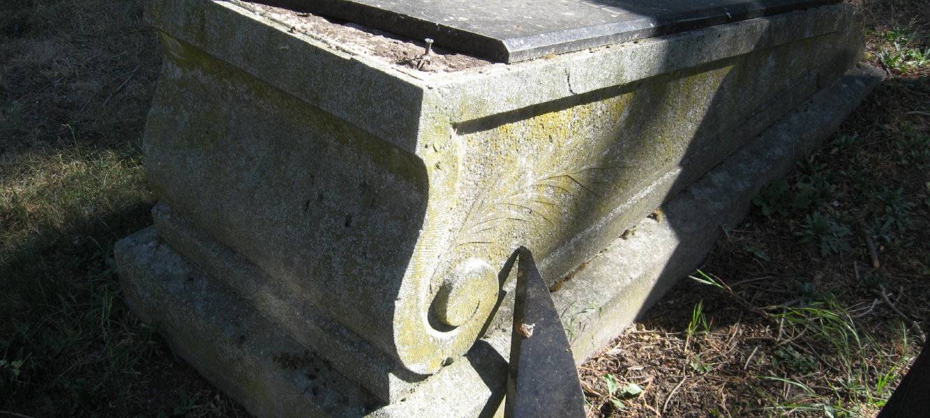 Vandalen auf Friedhof