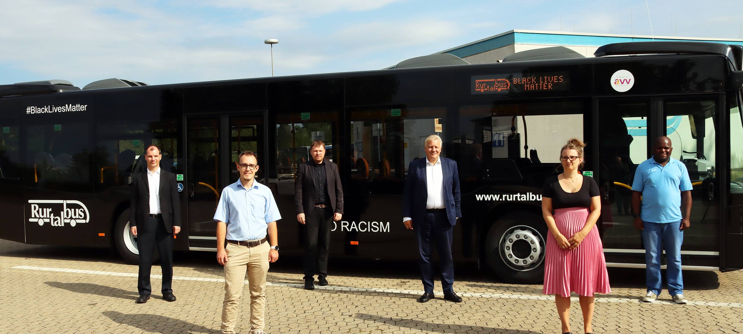 Schwarzer Bus unterwegs